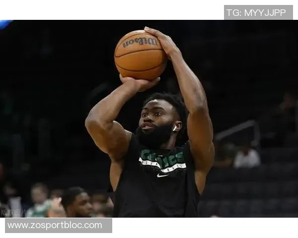 杰伦布朗弧顶三分精准回应个人得分已突破30分展现强大实力 杰伦布朗弧顶三分精准回应个人得分已突破30分展现强大实力