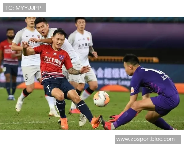 追梦与球迷争执裁判出面调解展现职业素养与冷静处理能力