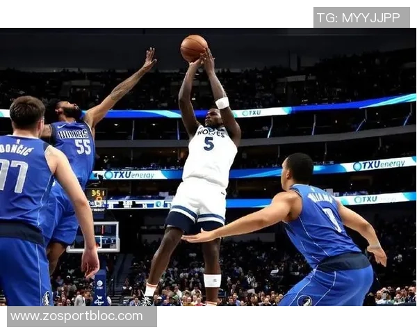 爱德华兹首节表现抢眼8投4中三分球命中率高达40贡献14分助力球队进攻